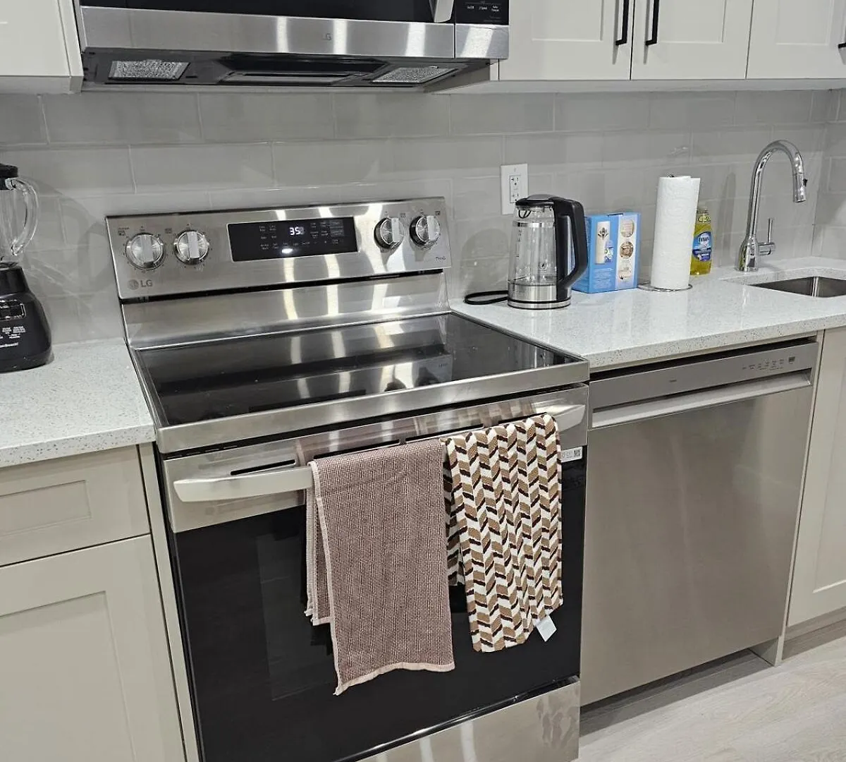 Apartment Brand-New Guesthouse-2Bedrooms Calgary